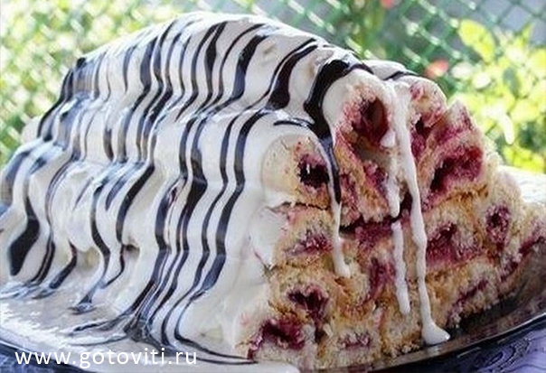 Знаменитый торт Монастырская изба со сметанным кремом и вишней.